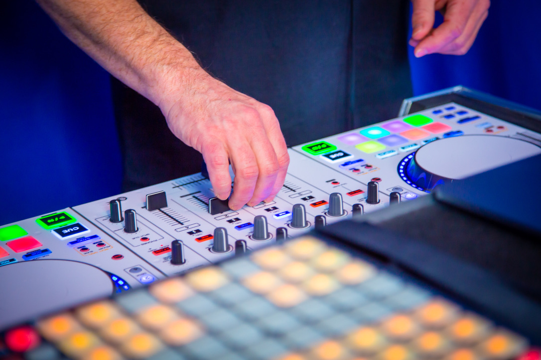 DJ 5TEFAN5 am DJ-Controller bei einem Event im Raum Heidelberg